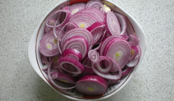 куриная печенка с красным луком в красном вине