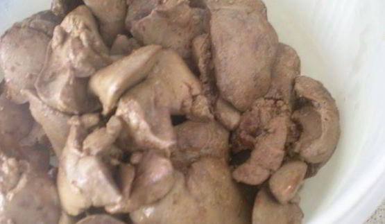 куриная печенка с красным луком в красном вине