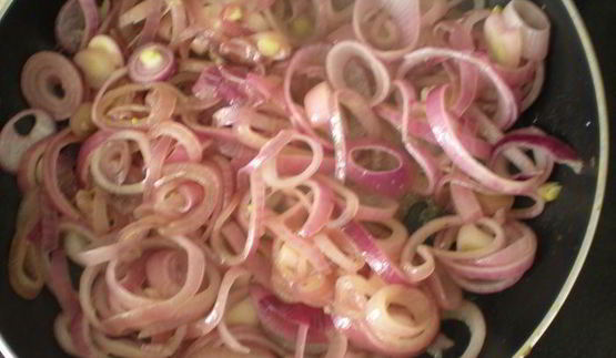 куриная печенка с красным луком в красном вине