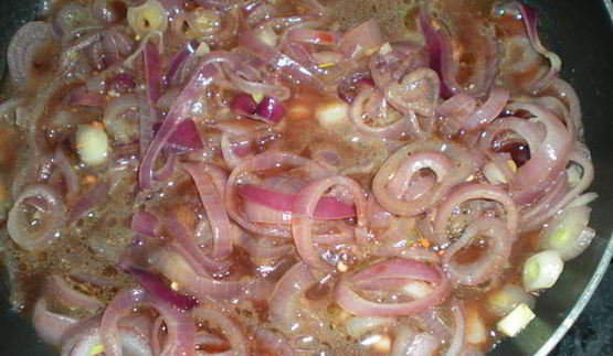 куриная печенка с красным луком в красном вине