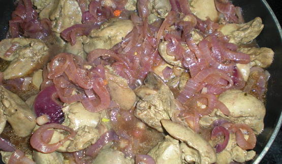 куриная печенка с красным луком в красном вине