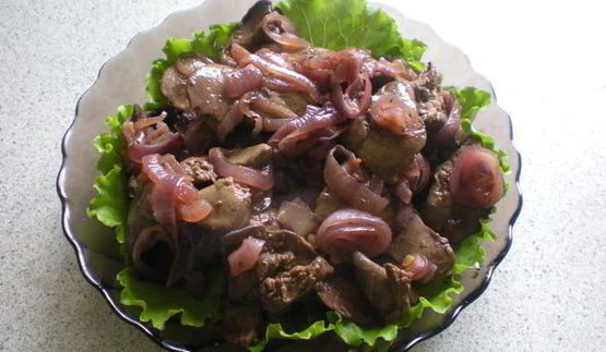 куриная печенка с красным луком в красном вине