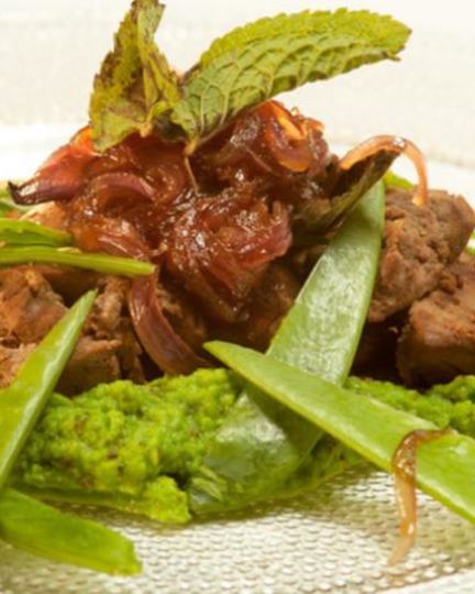 Рецепт куриной печенки с медовым луком и пюре из зеленого горошка