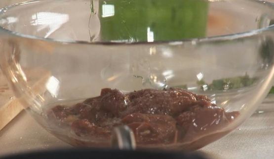 куриная печенка с медовым луком и пюре из зеленого горошка