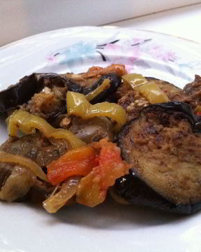 Куриные желудочки и печень, тушеные с баклажанами