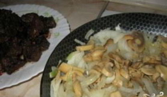 печень с грибами в сметане