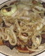 Печень с луком и яблоками по-берлински