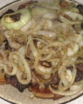 Печень с луком и яблоками по-берлински