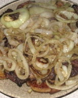 Печень с луком и яблоками по-берлински