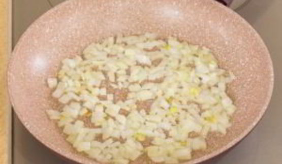 печень, запеченная с помидорами и луком под сыром