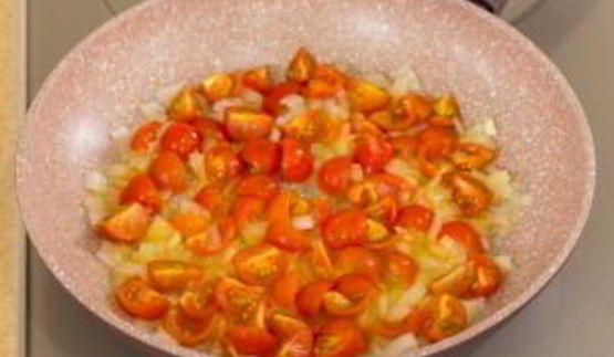 печень, запеченная с помидорами и луком под сыром