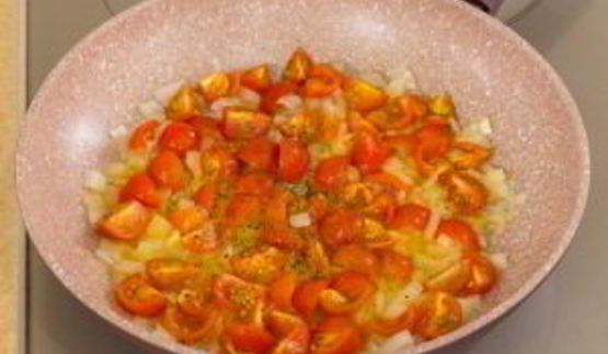 печень, запеченная с помидорами и луком под сыром