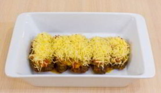 печень, запеченная с помидорами и луком под сыром