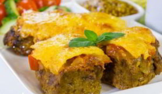 печень, запеченная с помидорами и луком под сыром