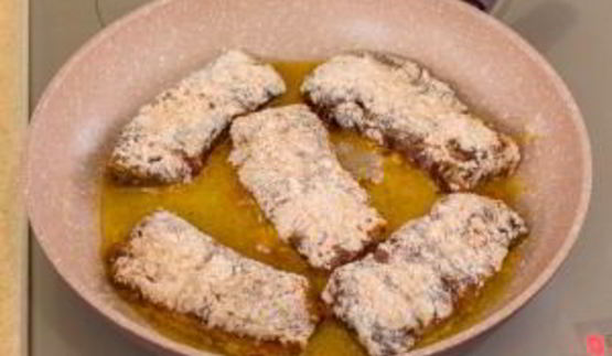 печень, запеченная с помидорами и луком под сыром