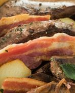 Телячья печень с беконом и картофелем