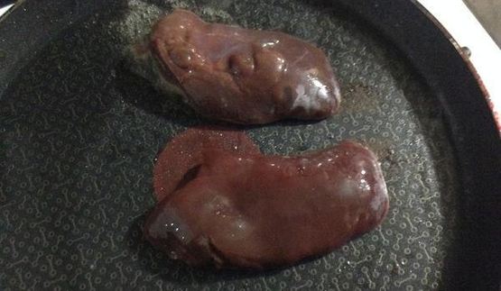 жареная фуагра с шоколадным соусом