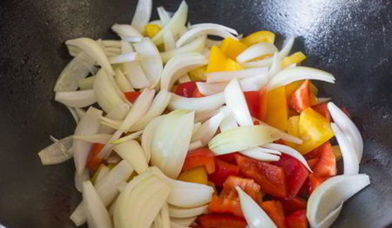 жареная куриная печень с овощами