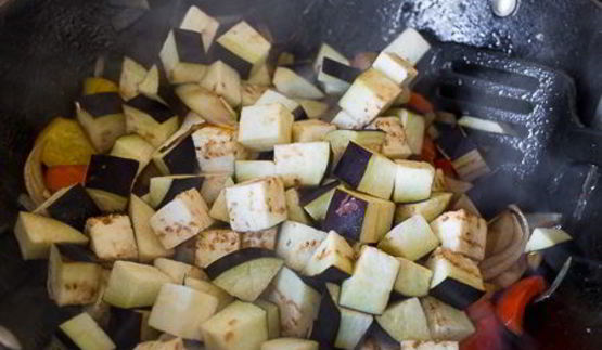 жареная куриная печень с овощами