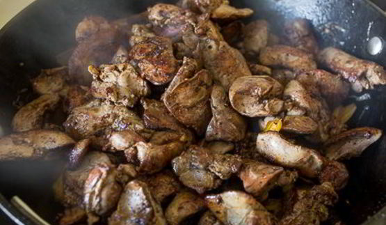 жареная куриная печень с овощами