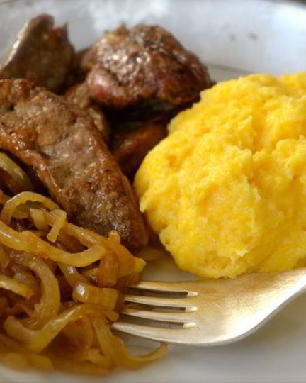 Рецепт жареной печени с карамелизированным луком и полентой