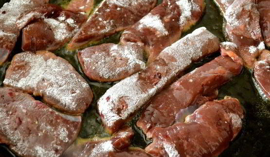 жареная печень с карамелизированным луком и полентой