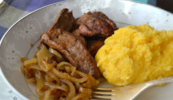 жареная печень с карамелизированным луком и полентой