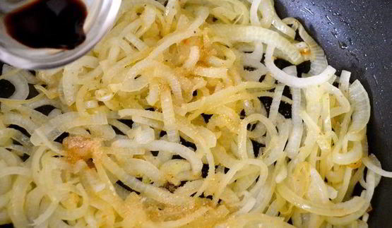 жареная печень с карамелизированным луком и полентой