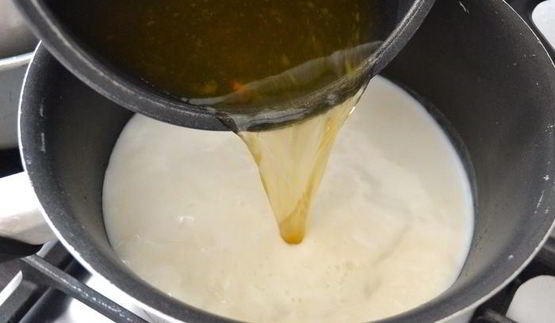 жареная печень с карамелизированным луком и полентой