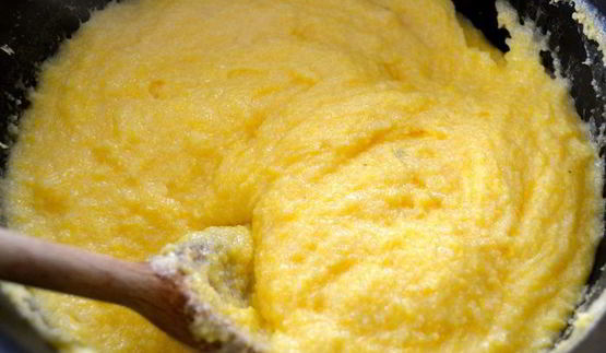 жареная печень с карамелизированным луком и полентой