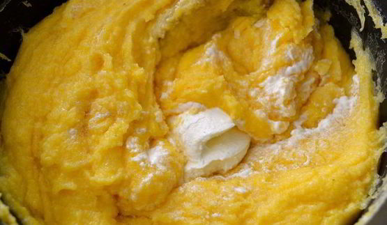 жареная печень с карамелизированным луком и полентой