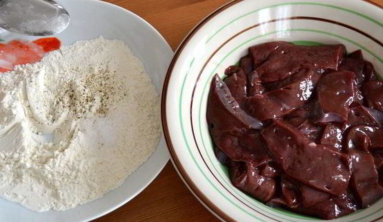 жареная печень с карамелизированным луком и полентой