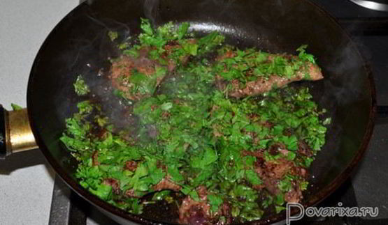 жареная печень со шпинатом