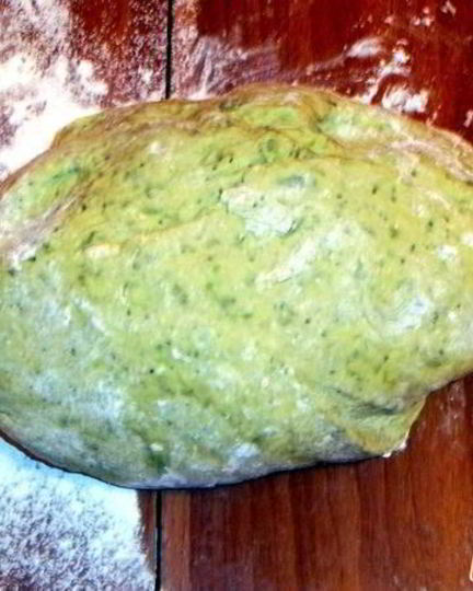 Рецепт ароматного зеленого пельменного теста