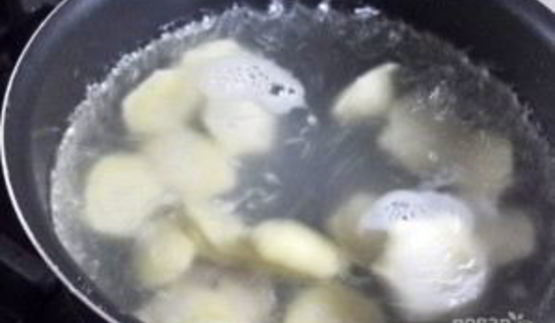 пельмени с вешенками в горшочках в микроволновке