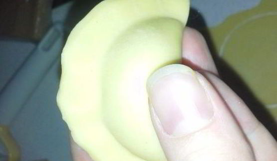 пельмени-ушки из морковного теста