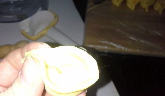 пельмени-ушки из морковного теста