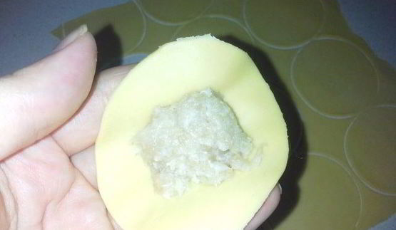 пельмени-ушки из морковного теста