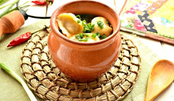 пельмени в горшочках с овощами