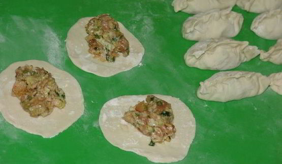 яки гедза — японские жареные пельмени