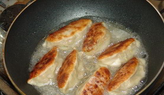 яки гедза — японские жареные пельмени