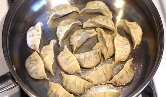 японские жареные пельмени