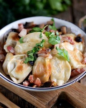 Жареные пельмени с луком на сковороде