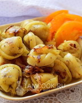 Жареные пельмени с луком