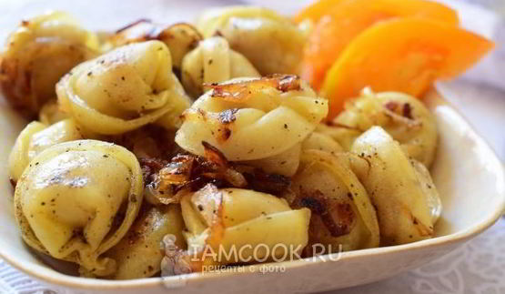 жареные пельмени с луком