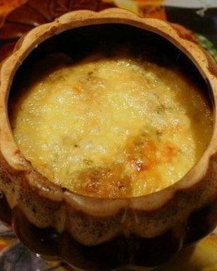 Рецепт жареных пельменей с овощами в горшочке