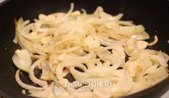 жареные пельмени с яйцом