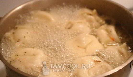 жареные пельмени с яйцом