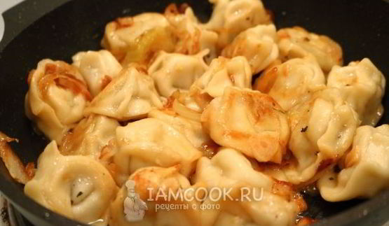 жареные пельмени с яйцом