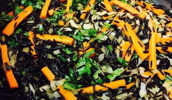 куриные бедра тушенные в плове из дикого риса